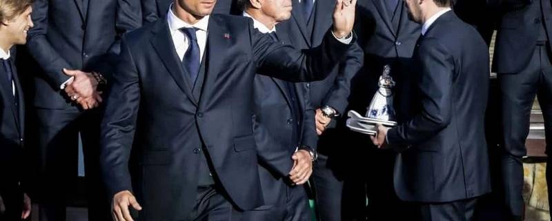 西装能用洗衣机洗吗（西装能用洗衣机洗吗用什么模式）