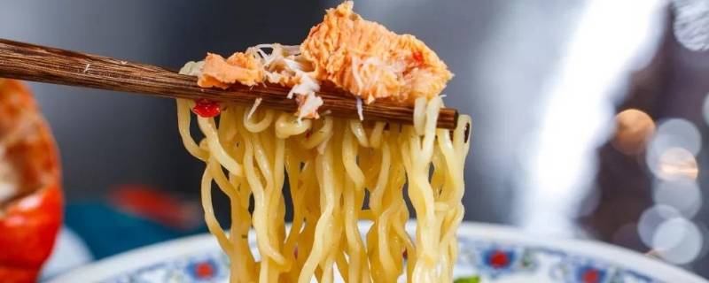 泡面和干吃哪个热量更高（泡面热量高还是干吃热量高）