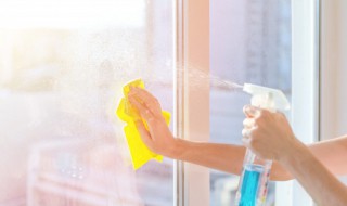 清洗玻璃窗怎样快又干净 清洗玻璃窗怎样快又干净呢
