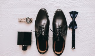 黑皮鞋沾上白油漆怎样清洗干净 白鞋弄上黑油漆怎么办