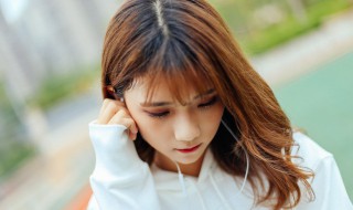 白色卫衣有污渍怎样清洗干净（如何清洗白色卫衣的污渍）