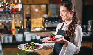 新手服务员开始怎么做（新手服务员开始怎么做才能记住客人）