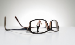 近视眼镜片怎么选（近视眼镜片怎么选什么价位）