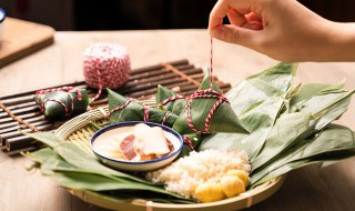 煮好的粽子叶是什么颜色（正常粽叶煮后什么水的颜色）